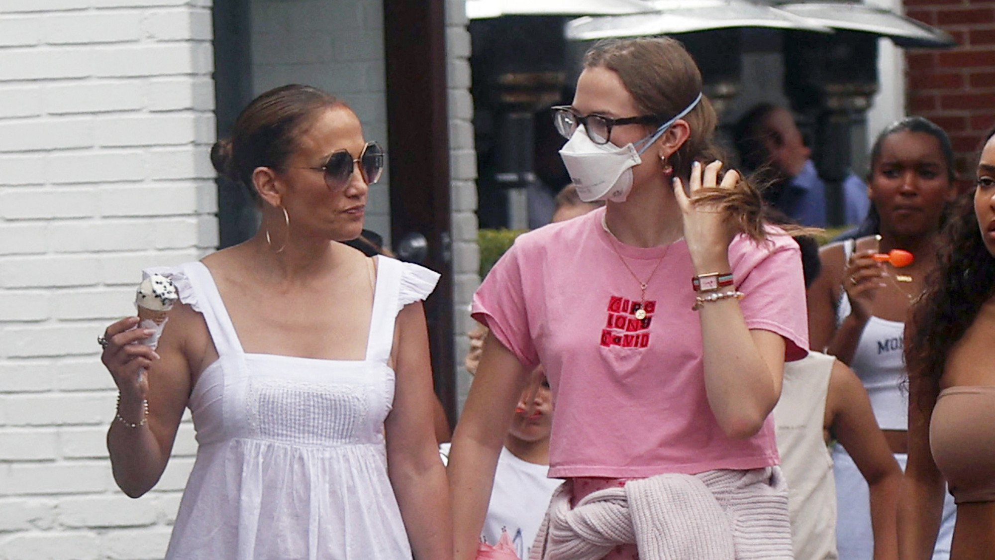 Violet Affleck and Jennifer Lopez are walking together, Violet Affleck is wearing an N95.