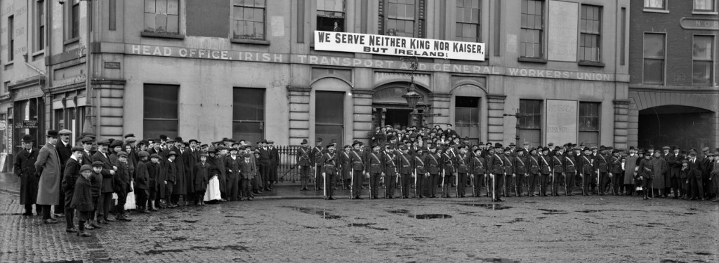 Members of the Citizen Army Group before the ITWU in 1914. A banner says "We Serve Neither King Nor Kaiser, But Ireland!"